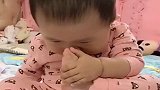 宝宝无聊闻自己脚丫，下一秒小表情，你们忍住别笑！