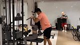 小姐姐的私教学费白交了，教练偷偷练肌肉