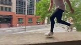 跑酷就是作死吗国外男子跳跃远台，让人看着十分刺激