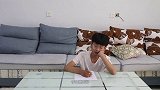 小伙学习不好气走妈妈，竟还玩起了砂泥，结果被追着打