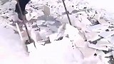 大雪过后男子用工具铲雪，北方大型炒酸奶现场