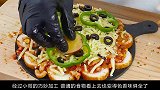 风味极佳的自制披萨，被小哥搭配着火鸡面一起吃，简直是人间美味