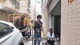 00后女生辞去月薪5万工作，回家陪父亲掏粪！高颜值引网友围观