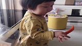 90后宝妈带宝宝，觉得好吃的都给她，辣条也不例外！