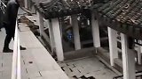 苏州一仿古长廊发生坍塌 初步判断系河道清淤导致