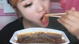 小火锅还冒着热气，小姐姐就迫不及待的开吃，嫌烫嘴吗