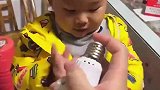 男孩将灯泡放手上，没想灯泡竟会亮
