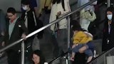 军爸许久未回家，妻子带着孩子前来探望，一家人团聚那刻令人泪目