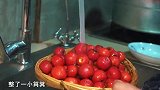 桃子姐买山楂果，大伙吃着酸，拿来做冰糖葫芦，小孩们吃得美滋滋