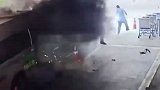 泰国救护车突发爆炸瞬间浓烟四起 司机紧急下车病人跳担架逃离