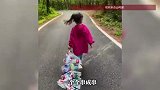 小女孩给自己徒步定KPI，捡空瓶串成串带出景区，妈妈：这是她最喜欢的环节
