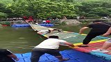 玩吊桥，就应该这样摇摆，还要牢牢抓住！
