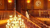 金色长裙加高跟鞋搭配金色手拿包，贵气十足