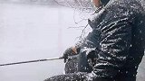 女子拍下老公在大雪中钓鱼，孤舟蓑笠翁，独钓寒江雪