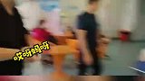女子顺产后大步潇洒走出产房，惊呆在外等候的家人