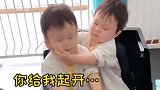 双胞胎兄弟的故事，哥哥已经满脸挂彩，已经彻底怕了弟弟