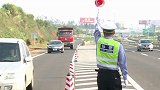 河北现嚣张女司机  自称是公安局的