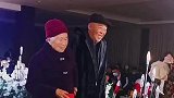 爷爷奶奶代替花童，给孙子送戒指，白头偕老的寓意也十分美好