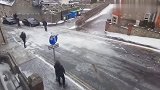 家，尽在咫尺却远在天涯，右边那个男子你快让我笑死了，知道吗！