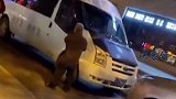 近日，西安街头一盲人大爷疑因被车挡住去路用拐杖把车砸坏盲人 你怎么看 遵守交通规则