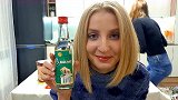 没有酒味啊！喝惯了伏特加，看俄罗斯女孩喝二锅头会如何评价