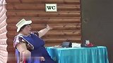 国外恶搞：露天收费厕所，路人这表情亮了！
