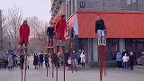 非物资文化遗产，高跷队排练中
