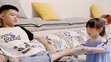 相差12岁的兄妹俩，哥哥快被妹妹玩坏了，这画面简直笑死了！