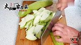 西葫芦这个做法才真的好吃，给肉都不换，鲜嫩爽脆，太下饭了