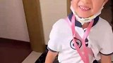 妈妈用蒜头做灯笼，孩子准备拿着上学笑得合不拢嘴