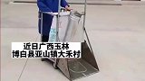 一村干部自制稻谷袋装机，袋装，搬运一机搞定