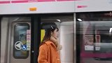 穿橙色衣服的小姐姐，让人眼前一亮，真是太美了