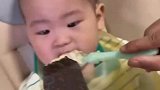宝妈为了让娃吃饭，拿了一根冰淇淋当诱饵