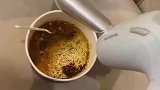 在酒店泡面无热水，用吹风机给水加热