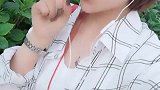人面桃花的小姐姐，身穿格子外套，她的眼睛很漂亮！