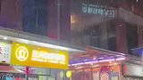出来买奶茶忽然下大雪还好我机智要了一个大号垃圾袋