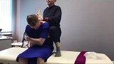 中国按摩大师给老外正骨，这一锤子砸的我都害怕