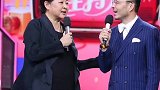 倪萍60岁瘦出高颜值，穿黑西裤“竹竿腿”抢镜，再现央视一姐范