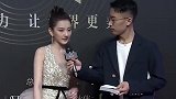 女明星有多接地气？宋祖儿礼服盛装出席，撩开裙摆秒变大妈