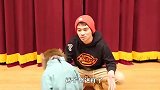 铲屎官裤子破了个洞，猴子看后会怎么做？场面笑爆了