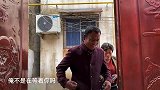 爸妈来县城看小孩，买一大兜菜够吃两天的，小玥玥和姥爷抢千张吃