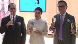 接地气的豪门阔太！郭晶晶素颜带女儿购物