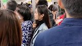 地铁上偶遇这一幕，现在的小姐姐真惹不起，最后那个眼神绝了
