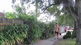 国外搞笑，路边草丛窜出绿毛野人，路人被连续惊吓