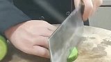 新来的师傅切花式萝卜，一番操作过后，把厨房的所有人都逗乐了！
