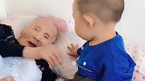 奶奶拉着重孙子周一的手，慈祥的目光好温馨！