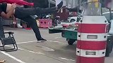 大爷躺悬空绳上睡觉，轻松小憩稳如泰山