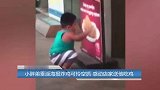 英国小胖娃伸手抓广告牌上的炸鸡吃 一夜爆红