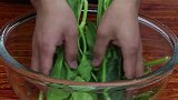 天凉了要多吃鸡蛋，加一把菠菜，教你新吃法，不炒不炖，孩子爱吃