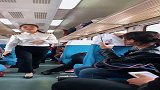美女列车员唱歌，乘客纷纷拿手机拍照！网友：这趟乘客真的好福气